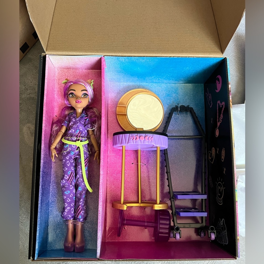 Monster High Doll & Playset, Clawdeen Wolf Boo-tique Studio with Accessories - Picture 8 of 10
